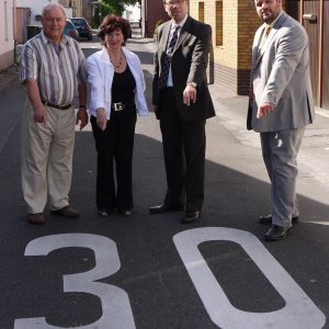 v. r. n. l. Guido van den Berg, Dierk Timm, Juta Herrmann und Anwohner Schwarz