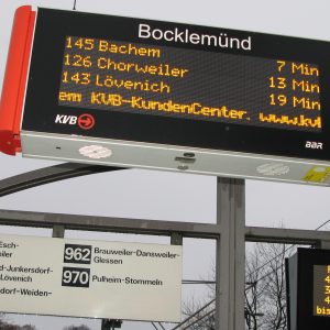 Hier werden künftig auch die aktuellen Abfahrtszeiten der Bus-Linien 962 (nach Brauweiler) und 970 (nach Pulheim) angezeigt