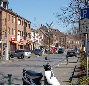 Stommeln - Dorfanger mit Rewe und Parkuhr