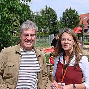 Ratskandidat Andreas Hoffmann und Leiterin der Kindertagesstätte Sonja Groh