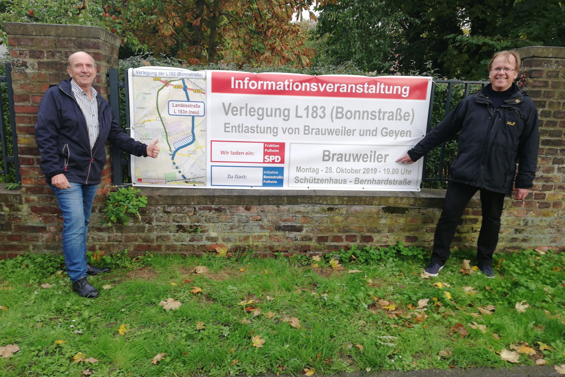 Walter Lugt und Elmar Brix mit dem Banner zur Invoveranstaltung Bonnstraße