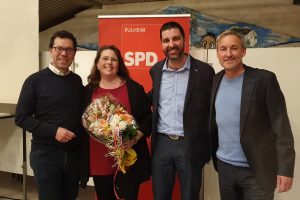 Dierk Timm, Markus Knabel und Frank Sommer gratulieren Marion Reiter