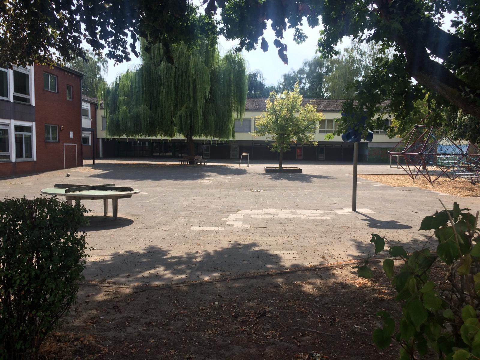 Blick auf den Schulhof der Christinaschule