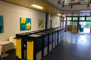 Gelieferte Luftfilter in einer Schulaula des Kreises