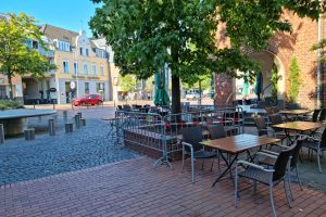 Wurzelschäden auf dem Marktplatz: Der Baum hat das Hochbeet gesprengt
