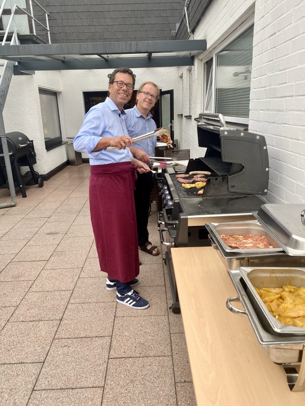 Timm und Brix am Grill