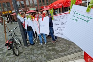 Viele Vorschläge von Bürgerinnen und Bürgern hängen an der Wäscheleine des SPD Stands